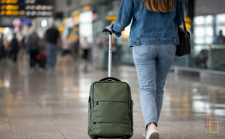 Mochila de viaje con ruedas Misako Hadaru en color verde, válida como mochila para portátil y escapadas cortas
