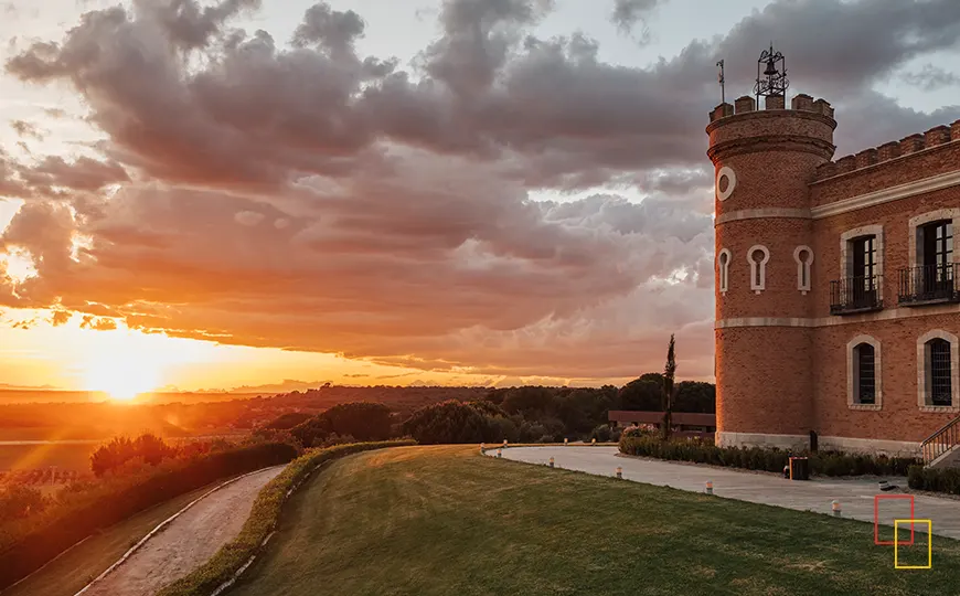 Castillo neogótico de Monte la Reina al atardecer con vistas a la Vega del Duero