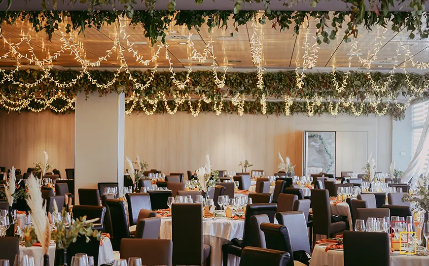 Recepción y servicio en evento con el castillo de Monte la Reina de fondo