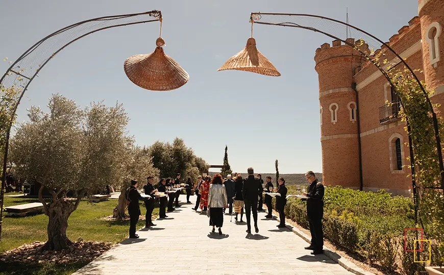 Grupo en visita guiada exterior junto al castillo de Monte la Reina