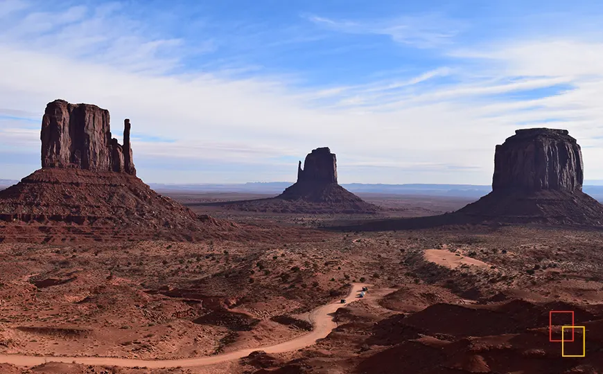 Panorámica de Monument Valley con los monolitos The Mittens