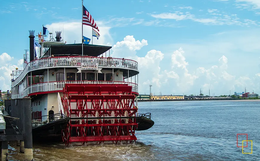 Barco de ruedas Natchez navegando por el río Misisipi en Nueva Orleans