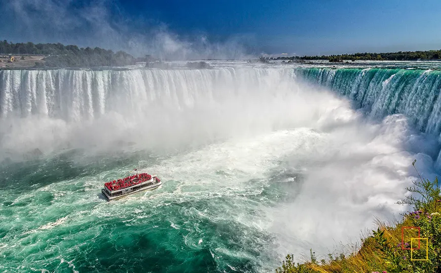 Barco turístico navegando junto a Horseshoe Falls en las Cataratas del Niágara