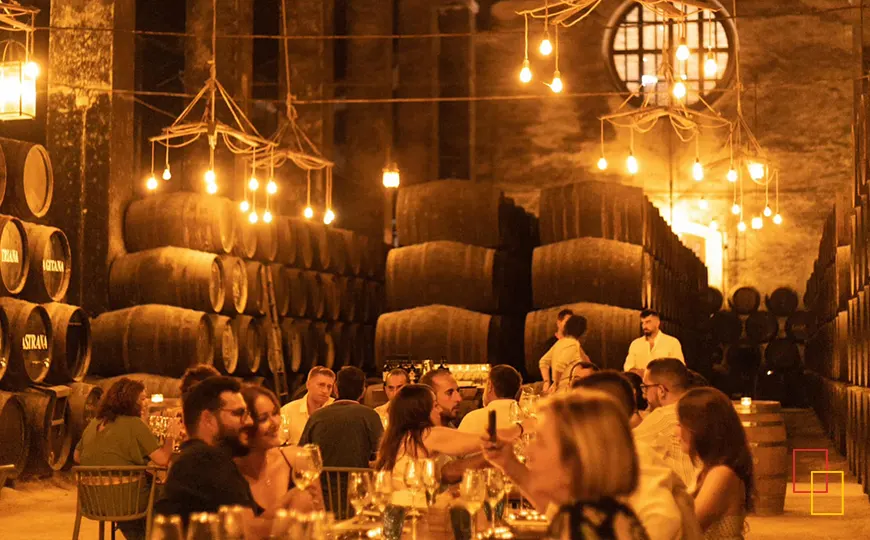 Cena entre botas durante la experiencia Noche en Rama de Bodegas Hidalgo La Gitana
