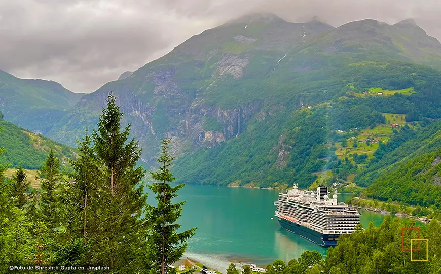 Fiordo noruego con montañas nevadas y crucero panorámico