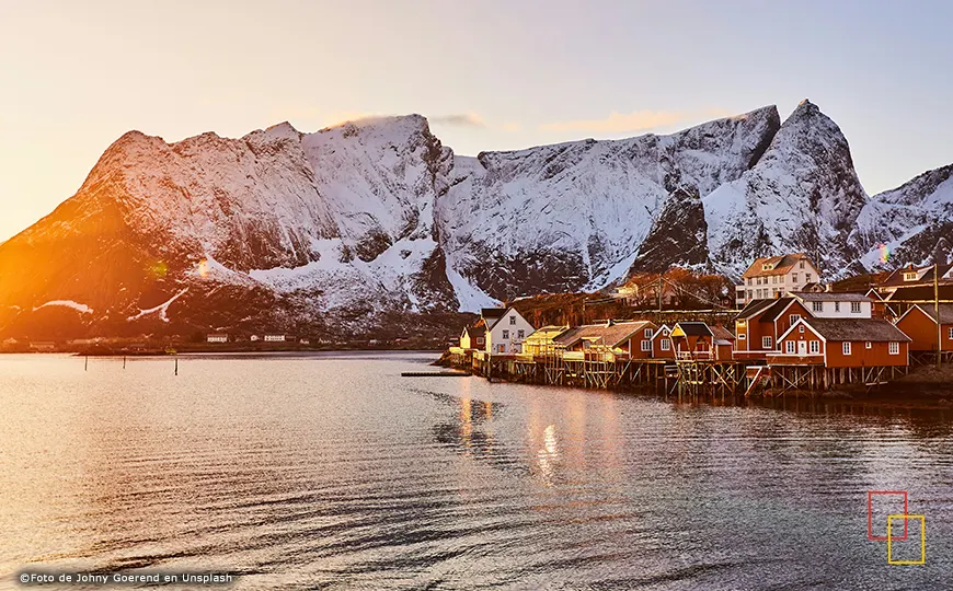 Sol de medianoche en una playa de Lofoten