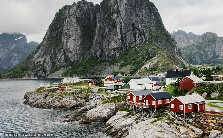 Carretera escénica entre montañas y playas en Lofoten