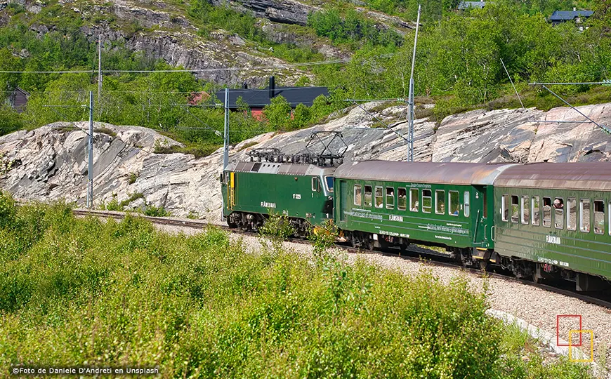 Tren panorámico de Flåm cruzando cascadas