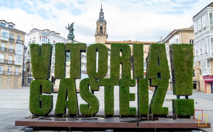 Casco histórico de Vitoria-Gasteiz con calles empedradas y arquitectura tradicional