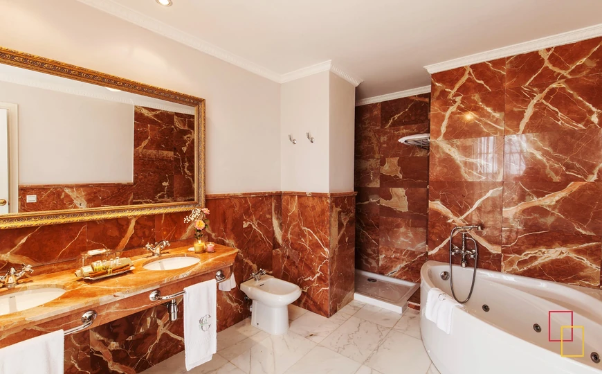 Baño de una habitación de Palacio Carrascalino