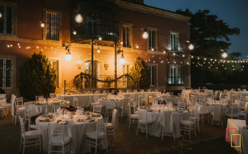 Banquete de boda frente a Palacio Carrascalino en Salamanca