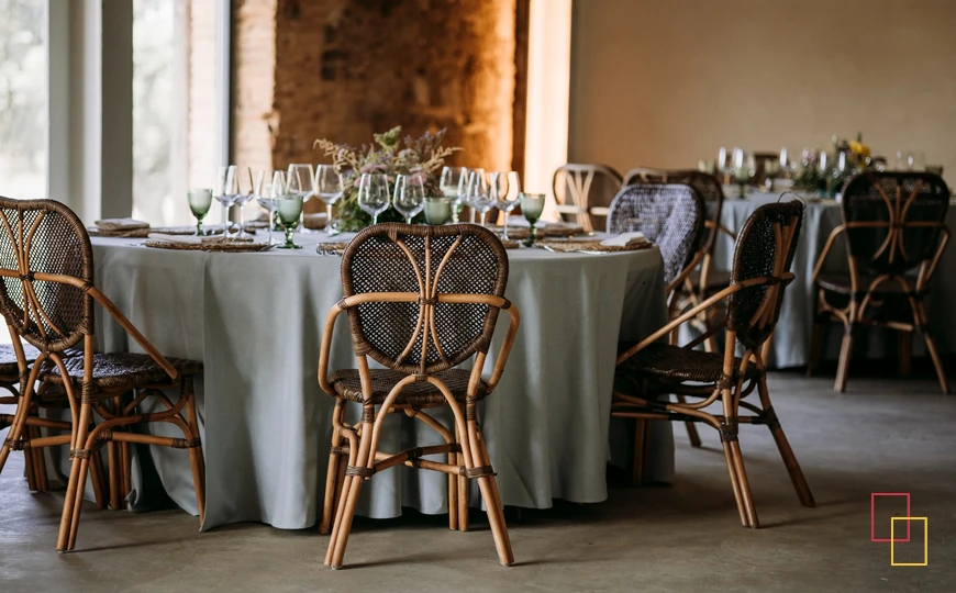 Salón preparado para un banquete en Palacio Carrascalino