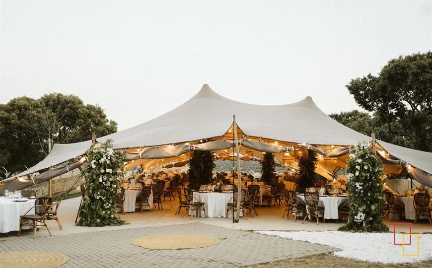 Carpa preparada para una boda en Palacio Carrascalino