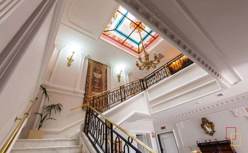 Escalera con vidriera de Palacio Carrascalino