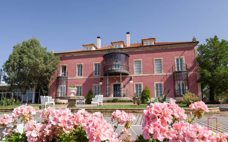 Fachada y jardines de Palacio Carrascalino en Salamanca