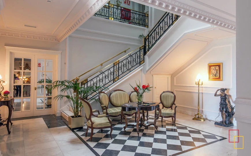 Hall y escalera principal de Palacio Carrascalino