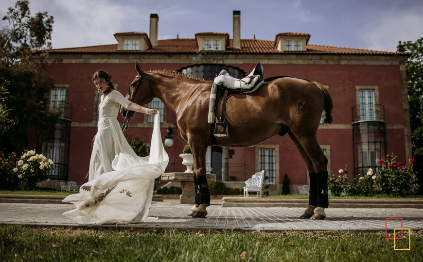 Novia con caballo frente a Palacio Carrascalino