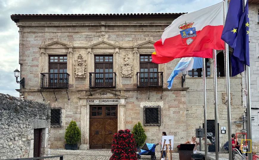 Palacio renacentista de la familia Corro, actual Ayuntamiento de San Vicente de la Barquera