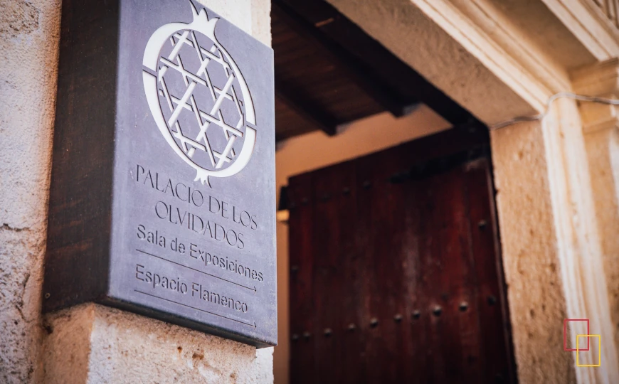 Placa de entrada del Palacio de los Olvidados en Granada, con indicación de espacio flamenco