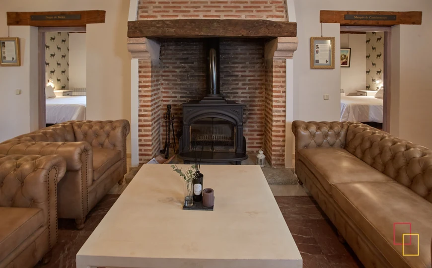 Zona de alojamiento con chimenea en Palacio de Esquileo