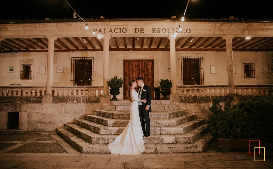Novios ante la fachada iluminada del Palacio de Esquileo