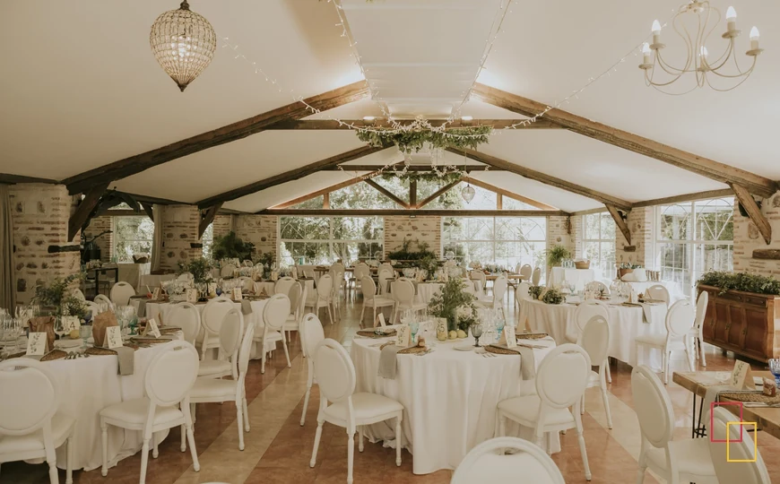 Salón del Palacio de Esquileo preparado para un banquete de boda