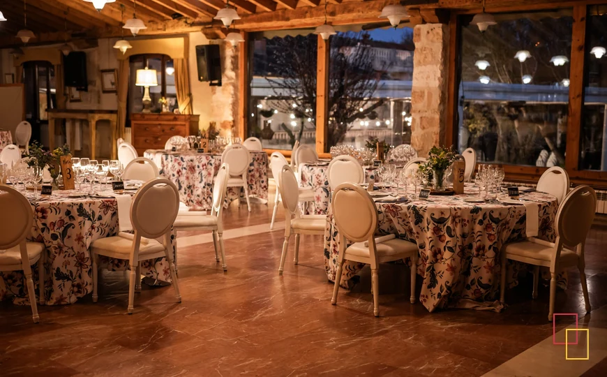 Salón de boda del Palacio de Esquileo durante una celebración nocturna