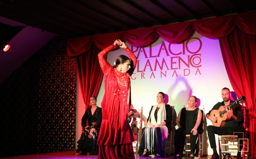 Bailaora de rojo en plena actuación en el Palacio Flamenco Granada