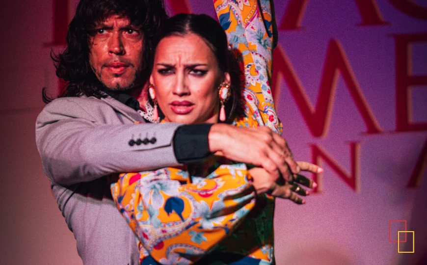 Baile en pareja en el Palacio Flamenco Granada, instante de máxima tensión escénica