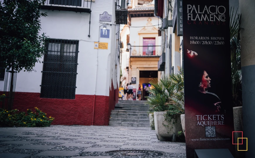 Cartel del Palacio Flamenco Granada con horarios de pases 19:00, 20:30 y 22:00