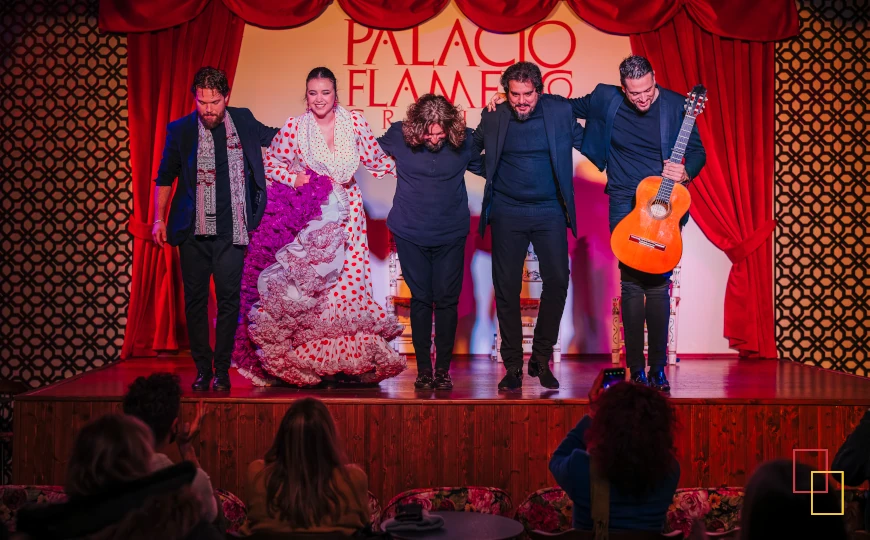 Saludo final del cuadro flamenco en el Palacio Flamenco Granada