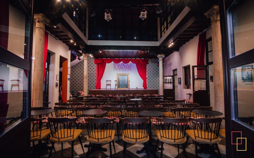 Sala completa del Palacio Flamenco Granada con escenario al fondo y butacas