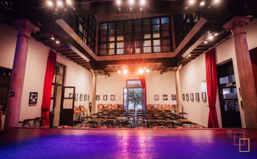Vista desde el escenario del Palacio Flamenco Granada hacia el patio y el público
