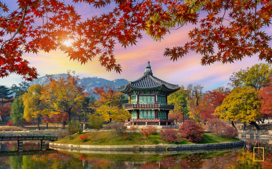 Detalle del pabellón Hyangwonjeong en Seúl, arquitectura tradicional coreana