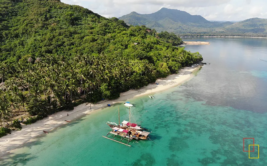 Bangka tradicional navegando bahías turquesas en Palawan