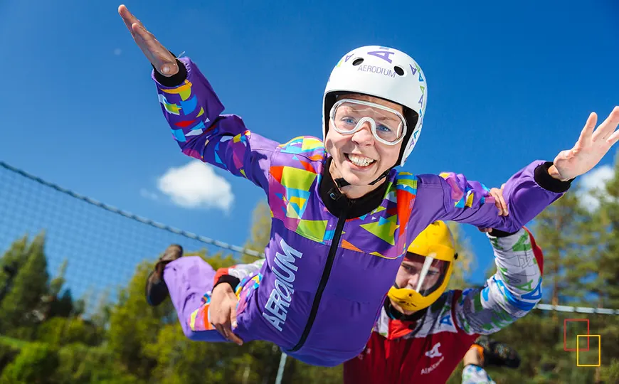 Participante flotando en el túnel de viento Aerodium en el Parque Nacional de Gauja