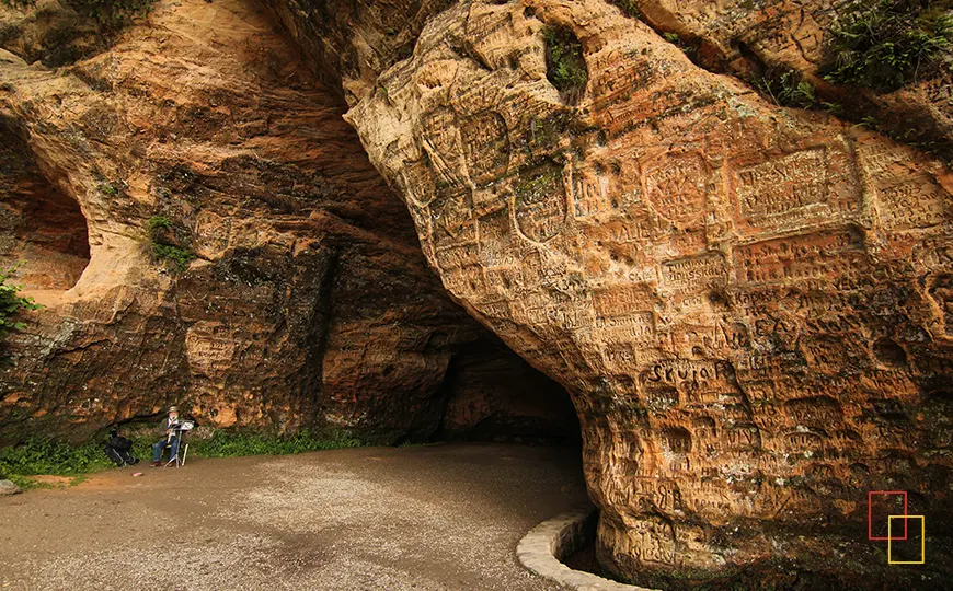 Interior de la cueva de Gūtmaņa con paredes de arenisca grabadas