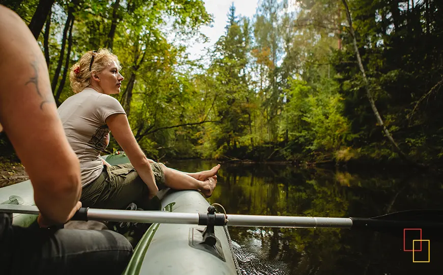 Excursión en kayak por el río Gauja rodeado de bosque