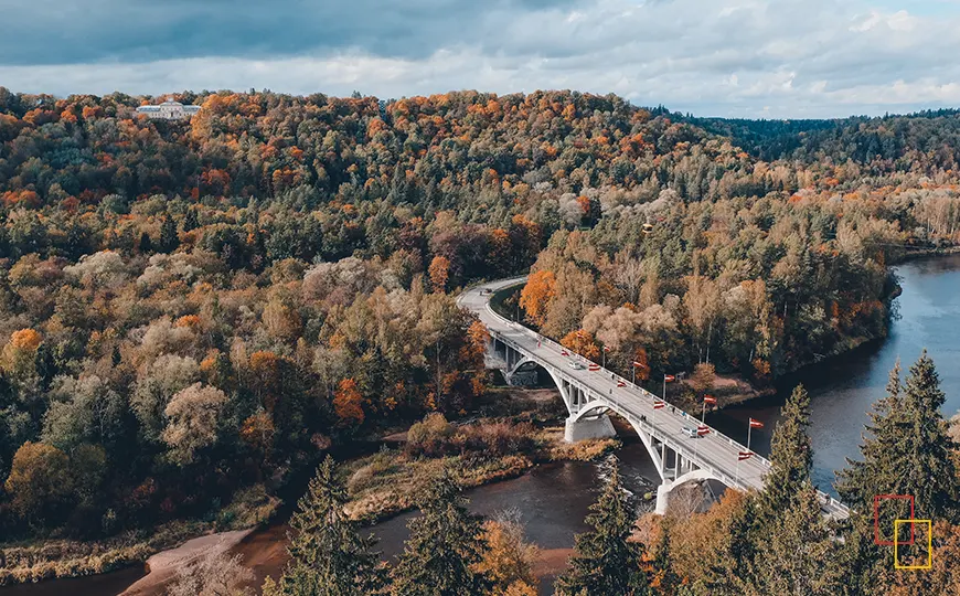 Vista del puente y el valle del Gauja en Sigulda durante el otoño
