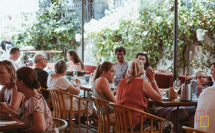 Terraza con ambiente durante una experiencia gastronómica en Bodegas Hidalgo La Gitana