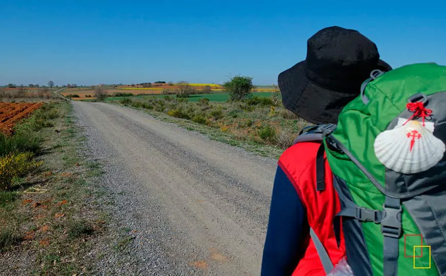 Peregrino recorriendo el Camino Portugués hacia Santiago de Compostela