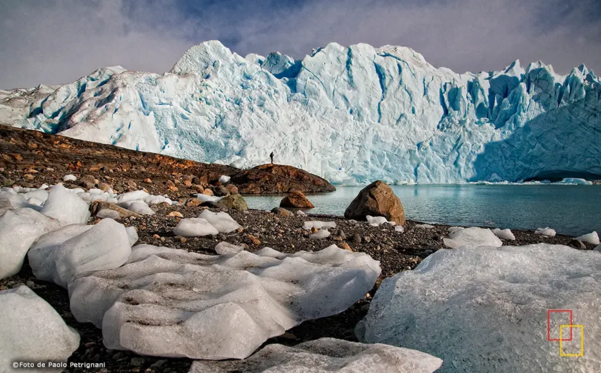 Detalle cercano del hielo azul del Perito Moreno y témpanos flotando