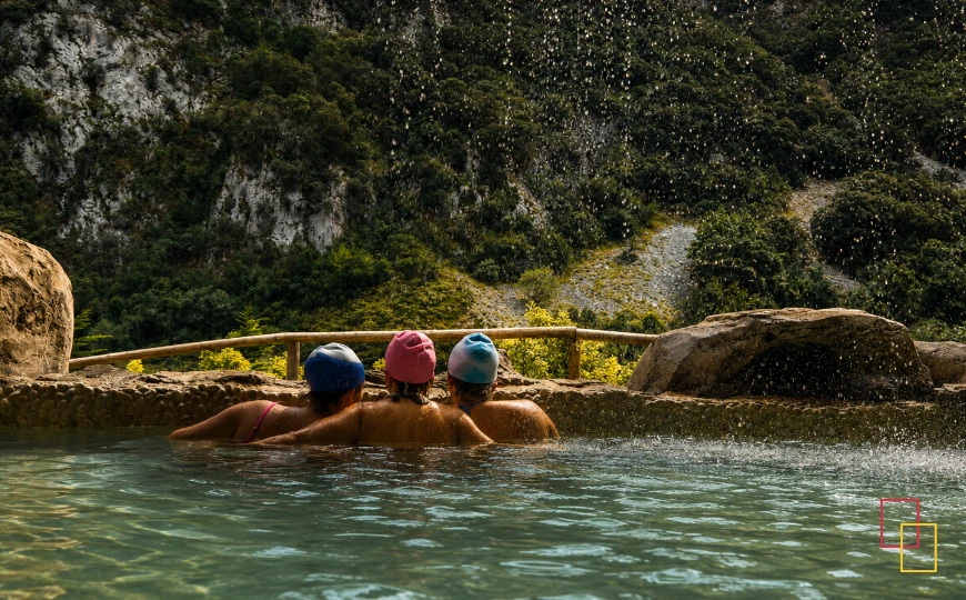 Piscina termal exterior con vistas a la montaña en el Balneario de La Hermida