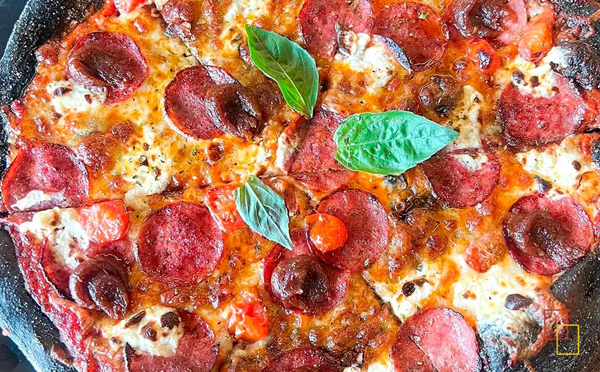 Pizza de pepperoni y mermelada de tomate en Black Crust Pizzeria en Vík