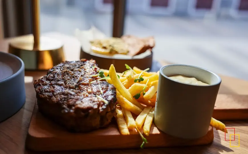 Plato de carne con guarnición en Fröken Selfoss, Selfoss