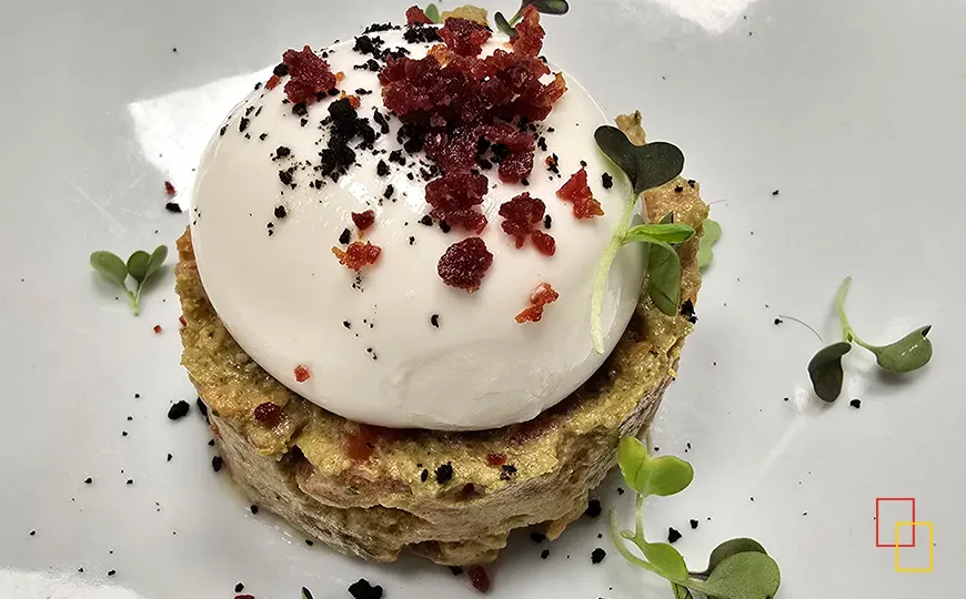 Tartar de tomate, pesto y burrata