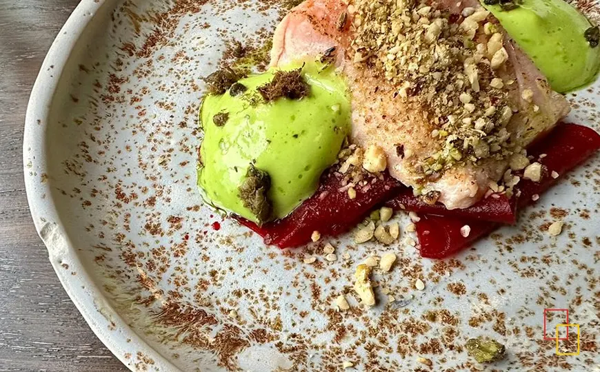 Plato de salmón con costra de frutos secos en el restaurante Eyja, Akureyri