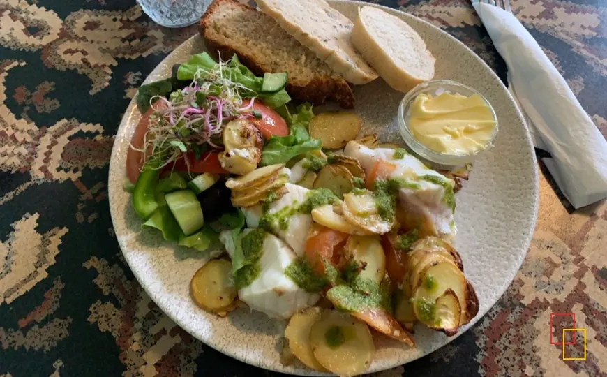 Plato de pescado con patatas panadera, ensalada fresca y pan casero en Kaffi Ilmur Akureyri