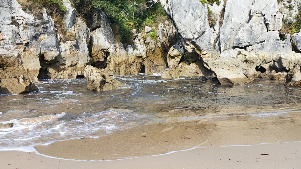 Playa de Gulpiyuri en Llanes - Asturias