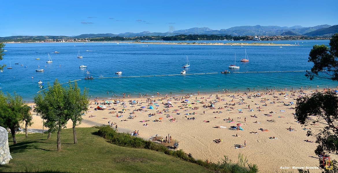 La playa de los Peligros destaca por sus aguas tranquilas y su arenal